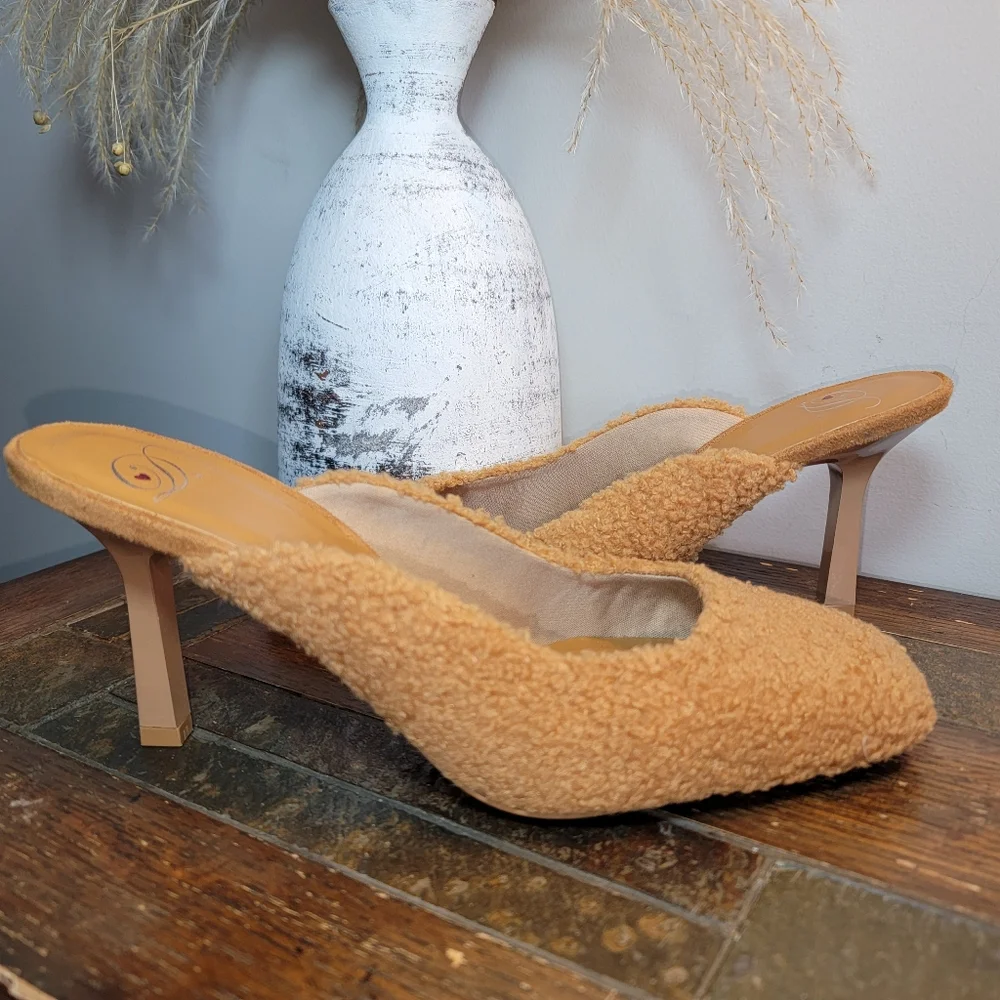 Heart in D 'Cosmo' Sherpa Heels - Size 8‎